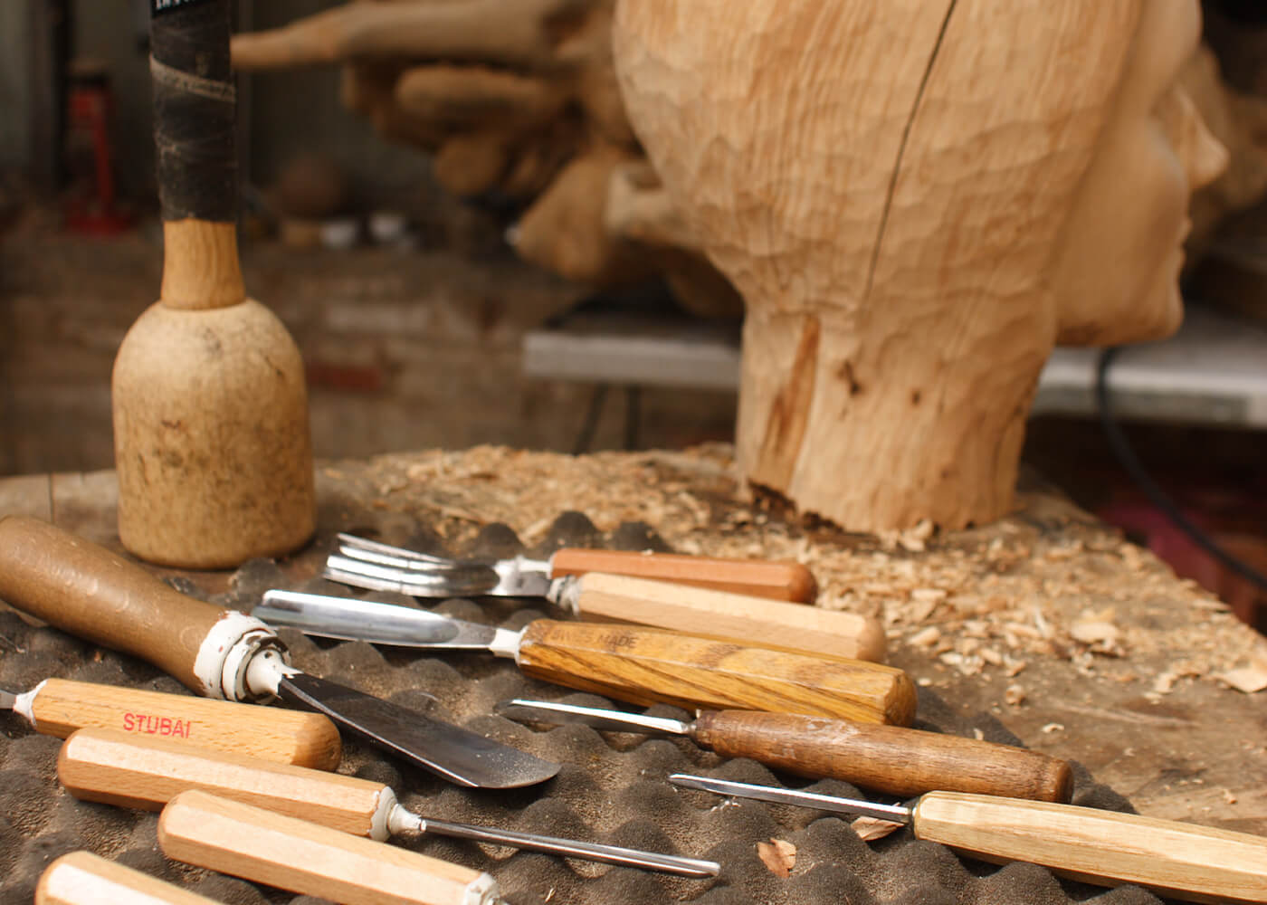 Skulpturen aus Holz fertigen lassen vom Bildhauer